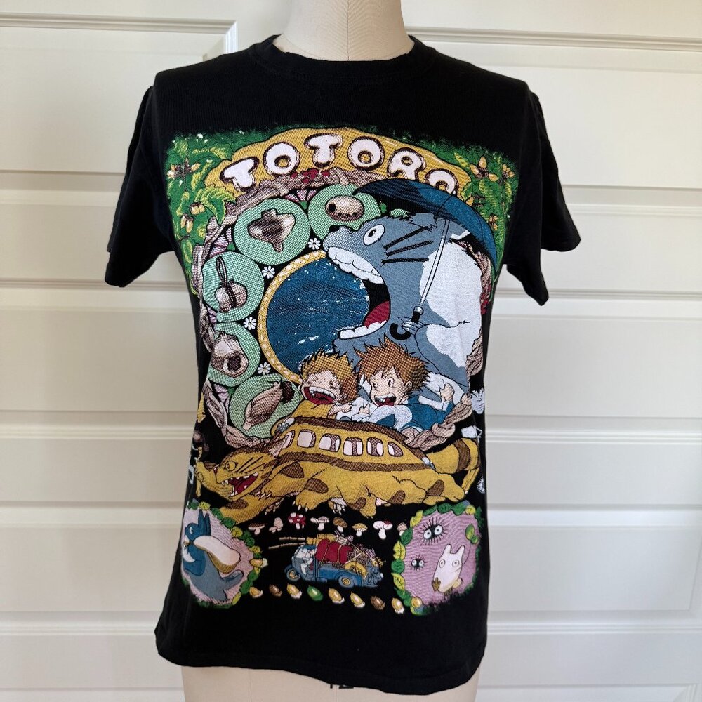 Totoro Ghibli Fan T-shirt. Front and back graphics. Size Medium.